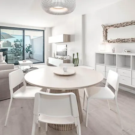 Vg12- Modern Family In Vanian Gardens Apartment *
